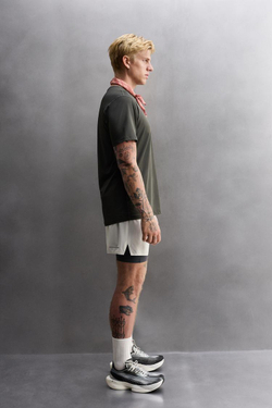 ZARA БАЗОВАЯ СПОРТИВНАЯ ФУТБОЛКА ИЗ ТЕХНИЧЕСКОЙ ТКАНИ, ТЕМНО-СЕРЫЙ