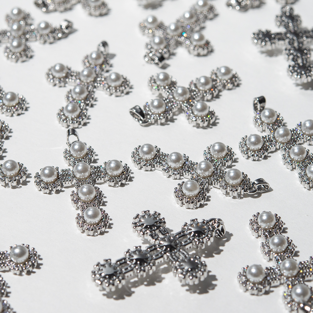 Подвеска с бейлом "Крест", хрустальный жемчуг, фианиты, 39*27,5мм, родирование