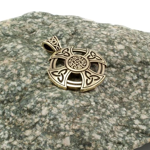 Крест кельтов из бронзы фото на камне.