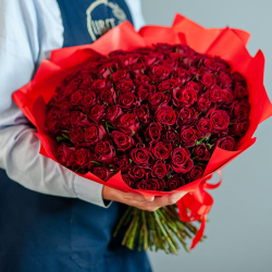 101 красная роза оформлении