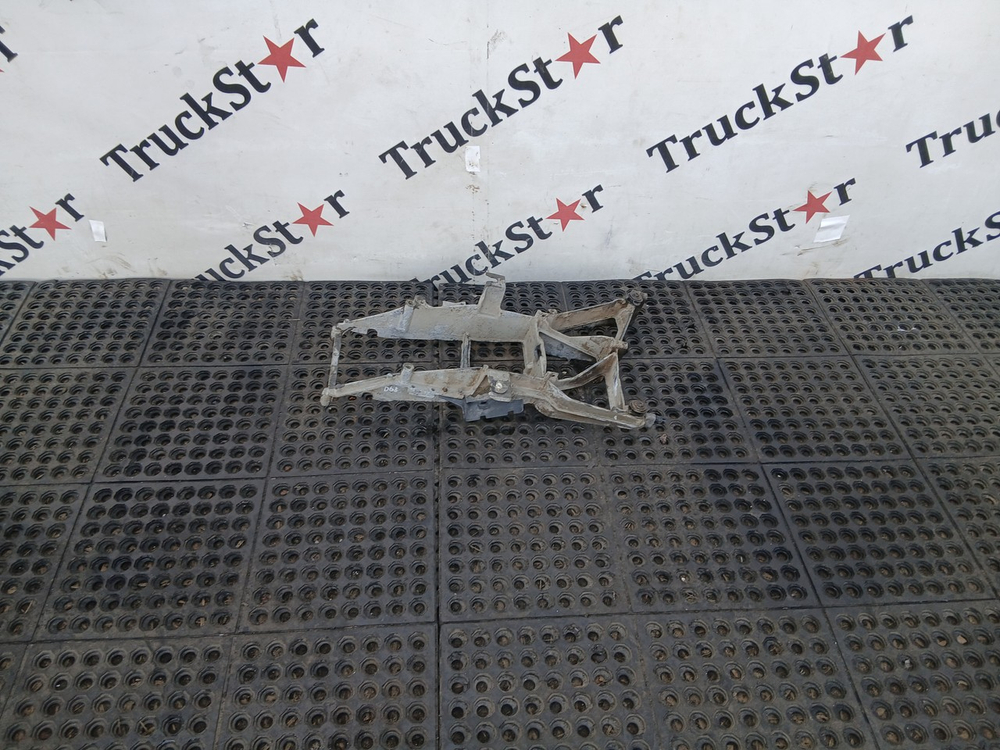 Кронштейн фары левой