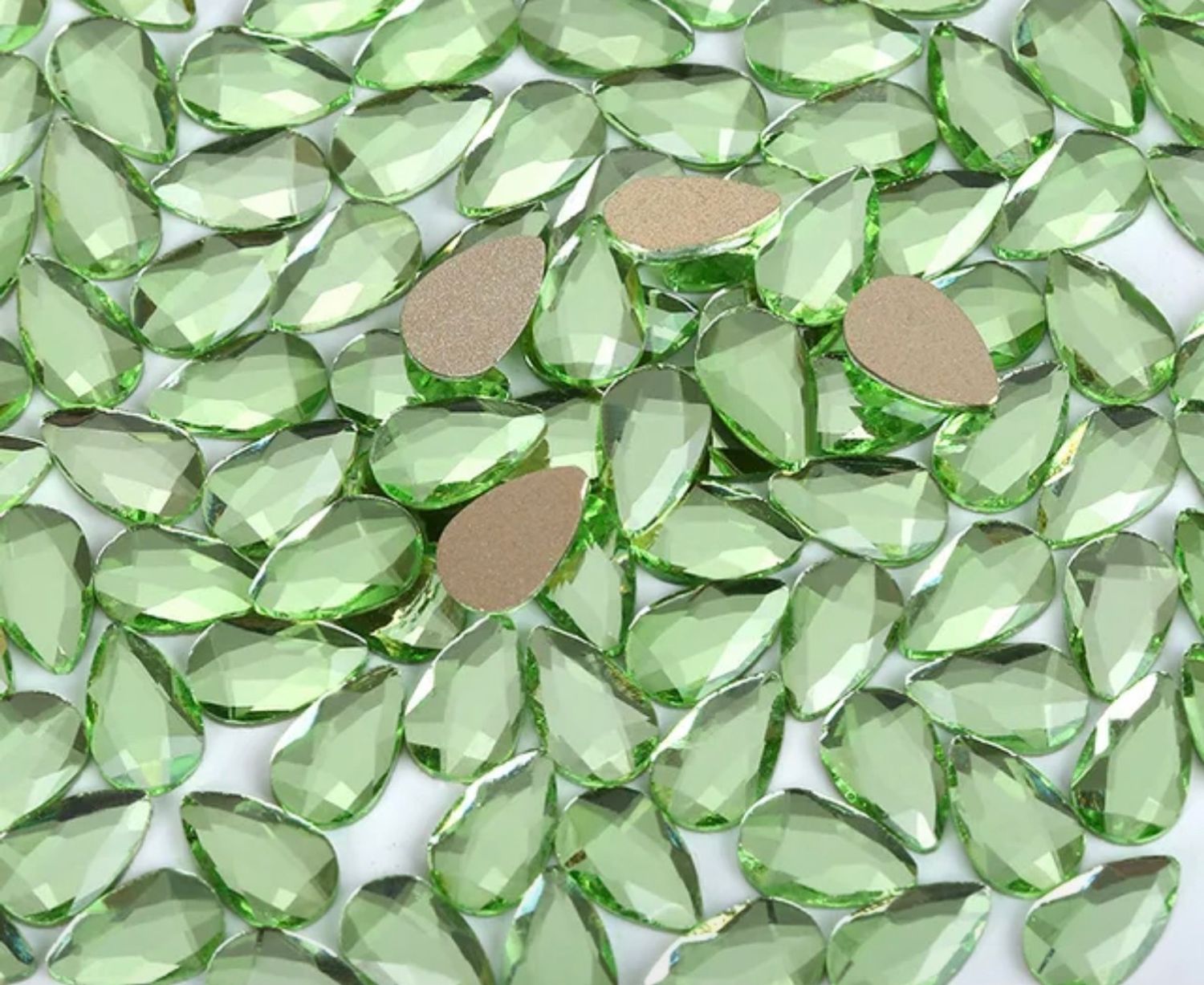 Стеклянные стразы  (5,5*8мм) 25шт, цвет св. зеленый