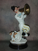 Статуэтка. Фарфор. Клоун с тубой. Capodimonte. Италия