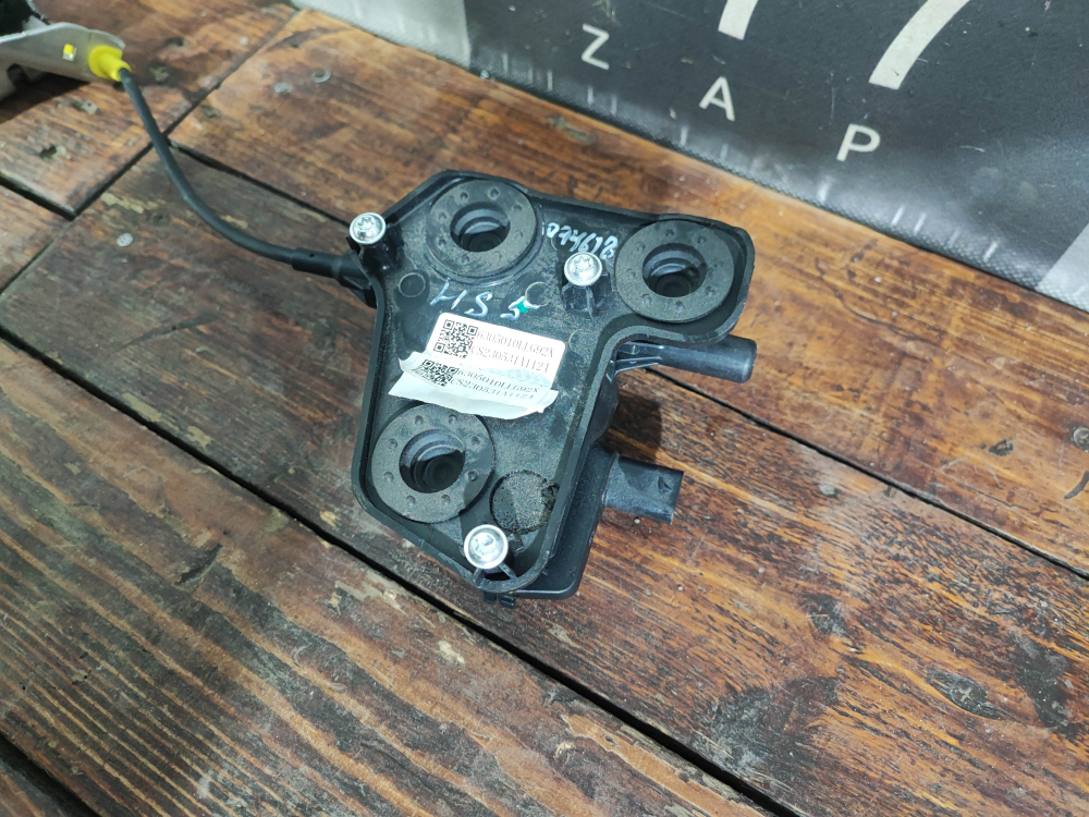 Доводчик крышки багажника Hongqi HS5  Б/У Оригинал 6305010LLG92X