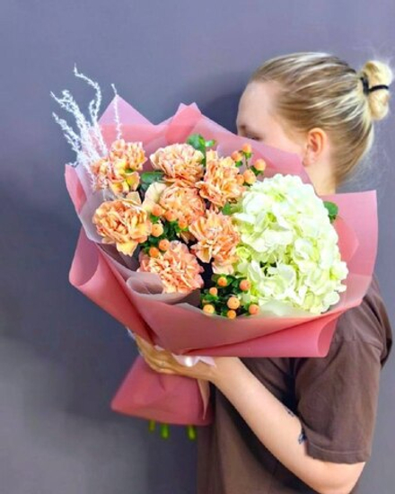 Авторский букет с гортензией и диантусами