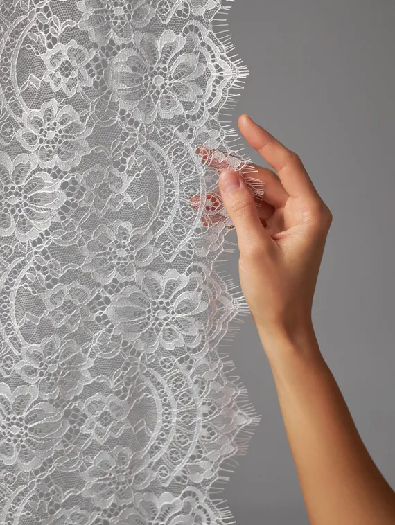 01-39 Кружево шантильи 19-22 см, айвори