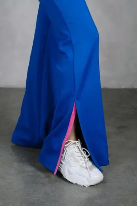 Костюм женский. Блуза с разрезом и брюки клеш