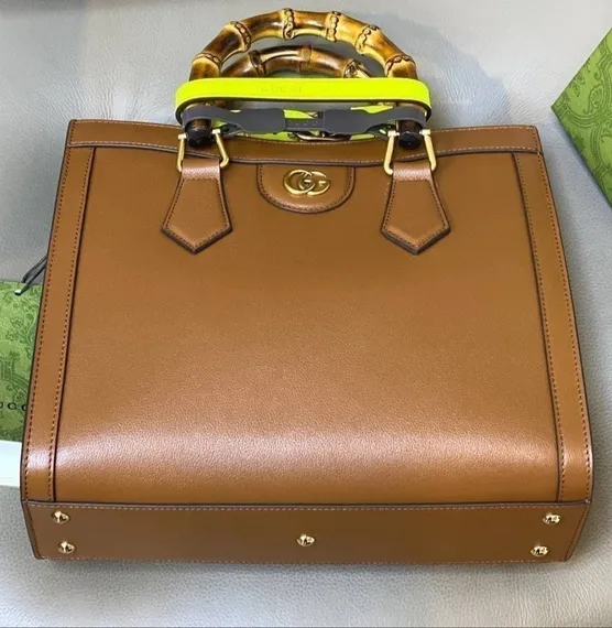 Коричневая сумка Gucci Diana маленького размера