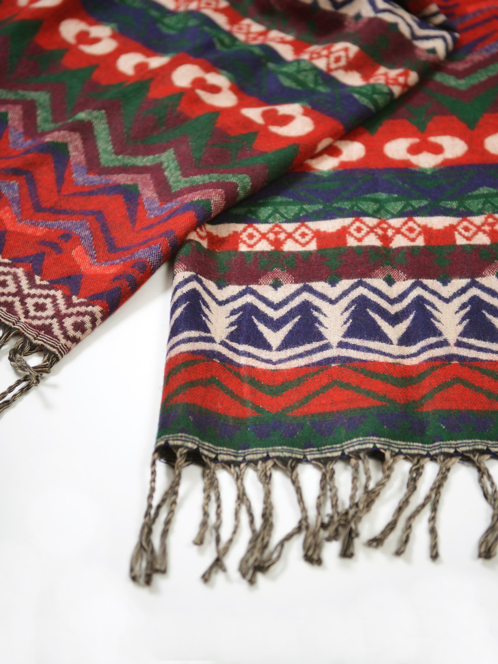 Шерстяной палантин с этно орнаментом