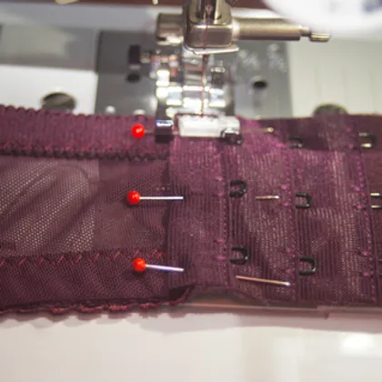 Как пришить застежку к бюстгальтеру?