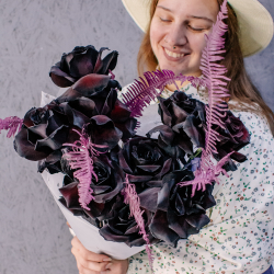89. Темный букет с черными французскими розами