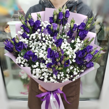 Букет с эустомами и гипсофилой