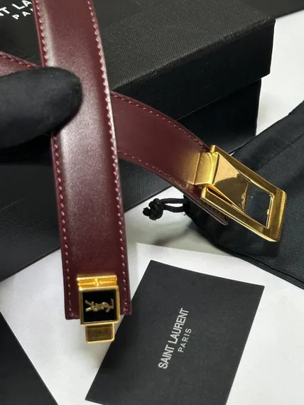 Ремень Saint Laurent с пряжкой CHARNIERE из гладкой кожи, винный