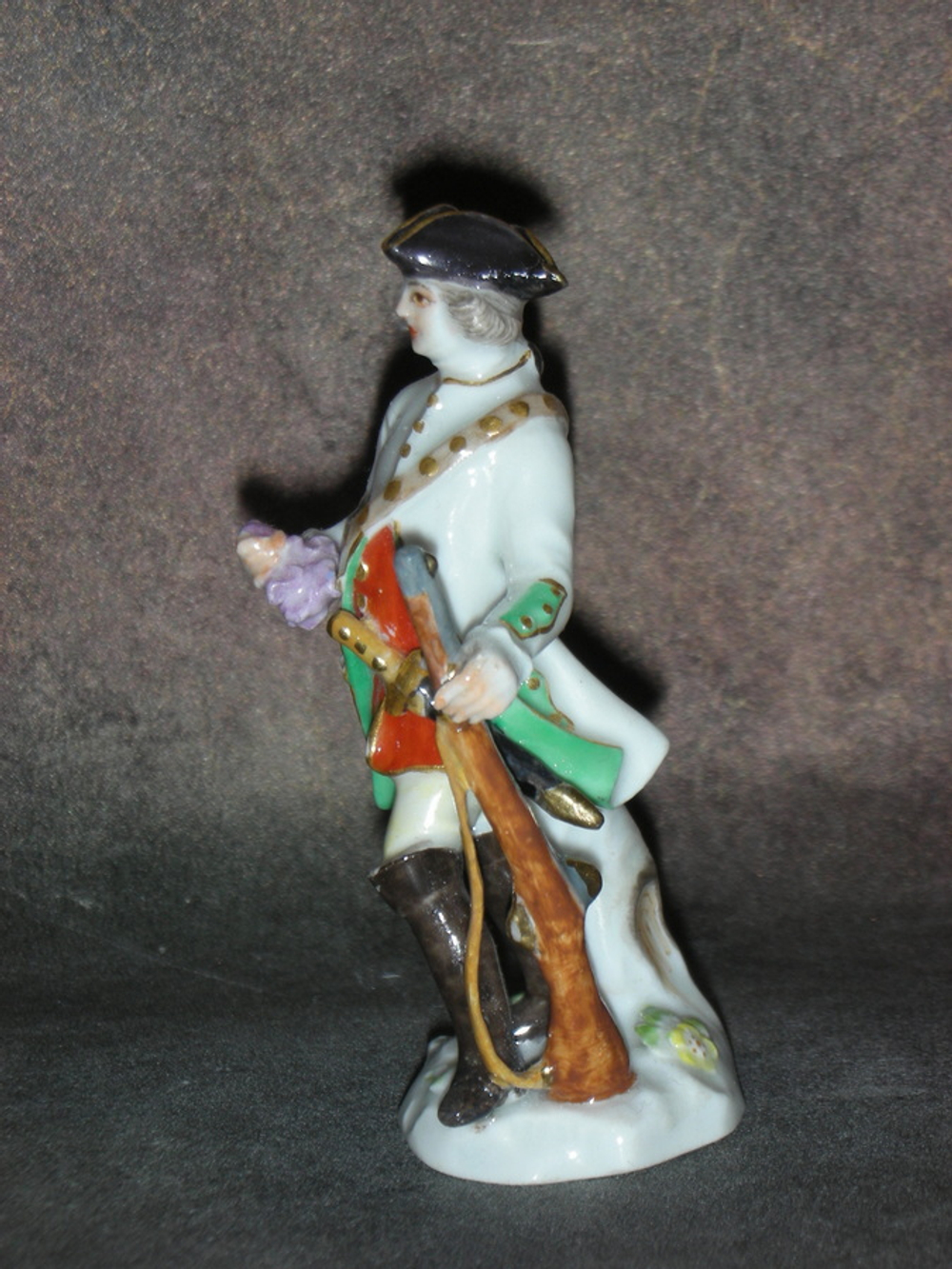 Статуэтка. Фарфор. Охотник с ружьем. MEISSEN. Германия