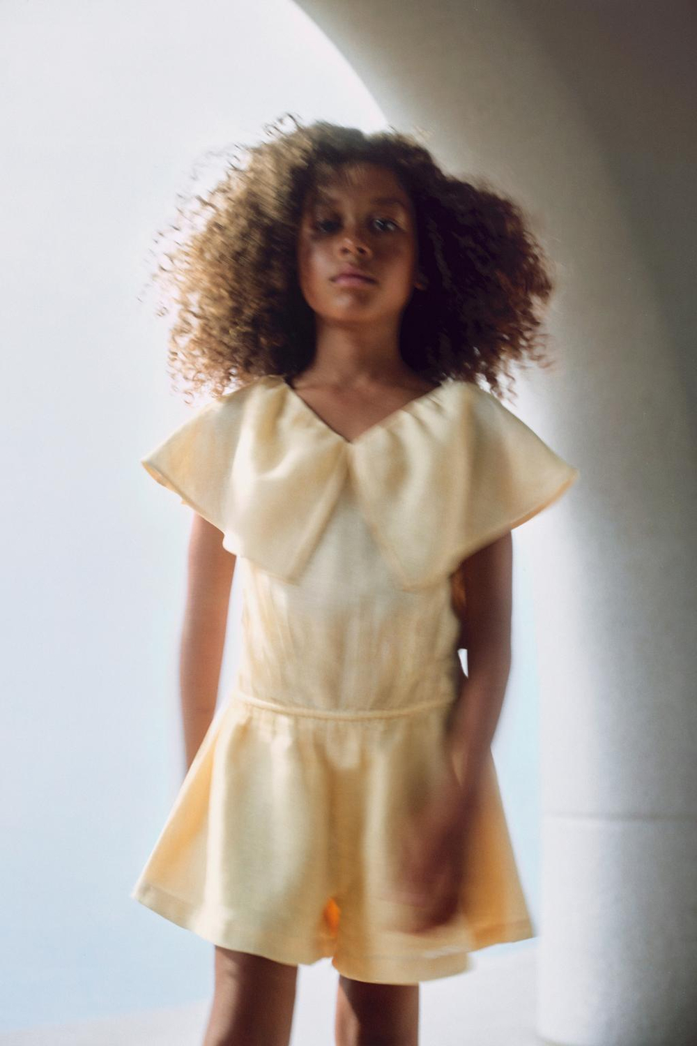 ZARA КОРОТКИЙ КОМБИНЕЗОН С ВОЛАНАМИ, СВЕТЛО-ЖЕЛТЫЙ