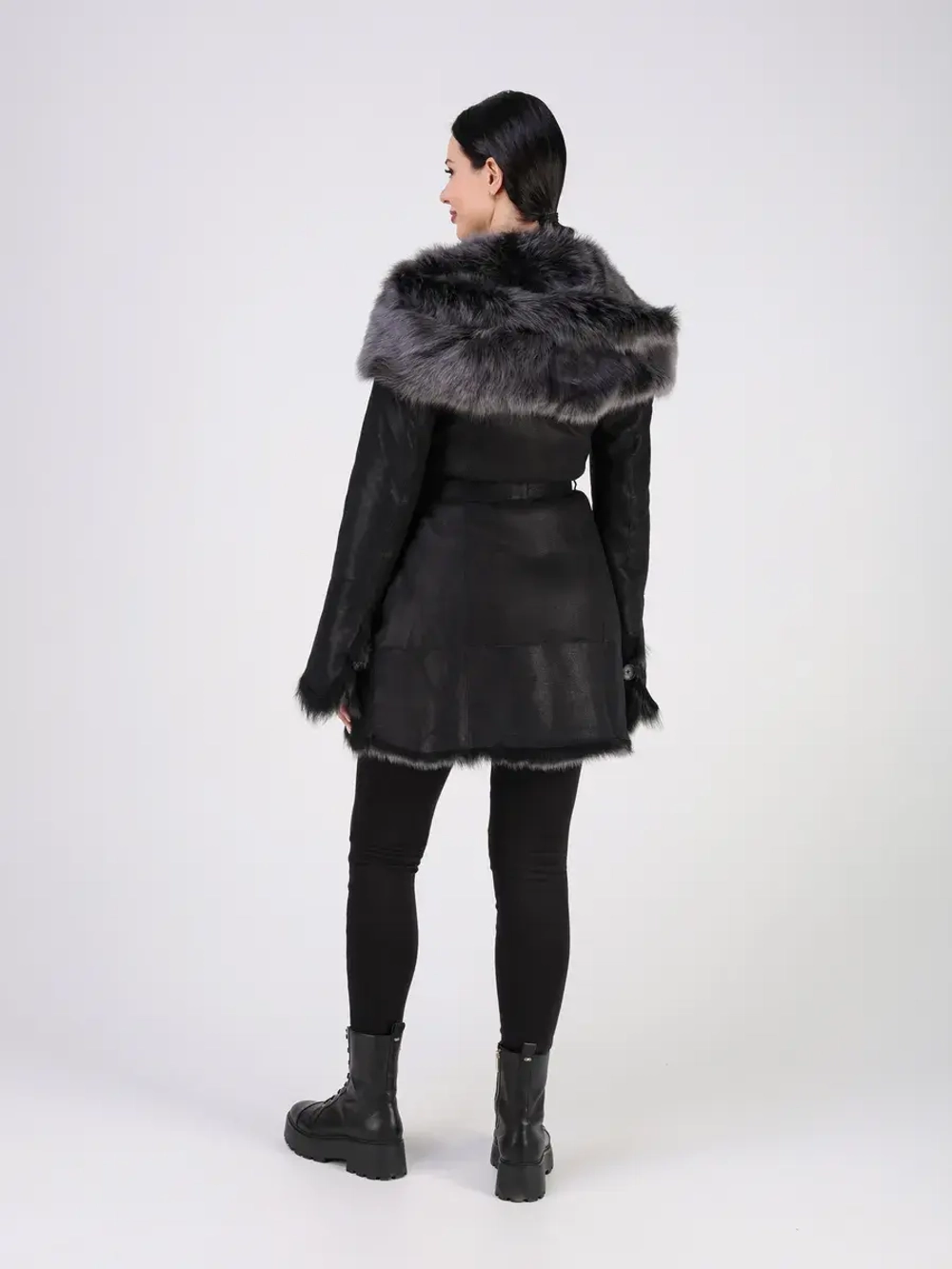 Дубленка зимняя натуральная с капюшоном короткая