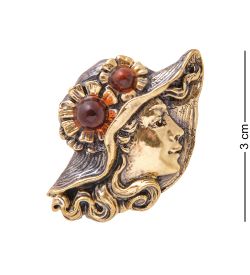 AM-3427 Брошь «Дама в цветочной шляпе» (латунь, янтарь)
