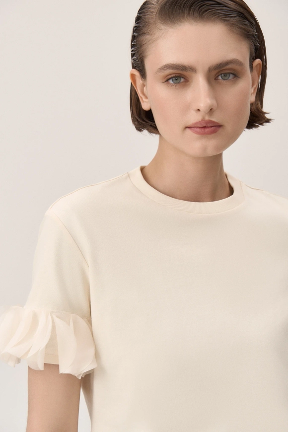 Футболка с фигурными рукавами