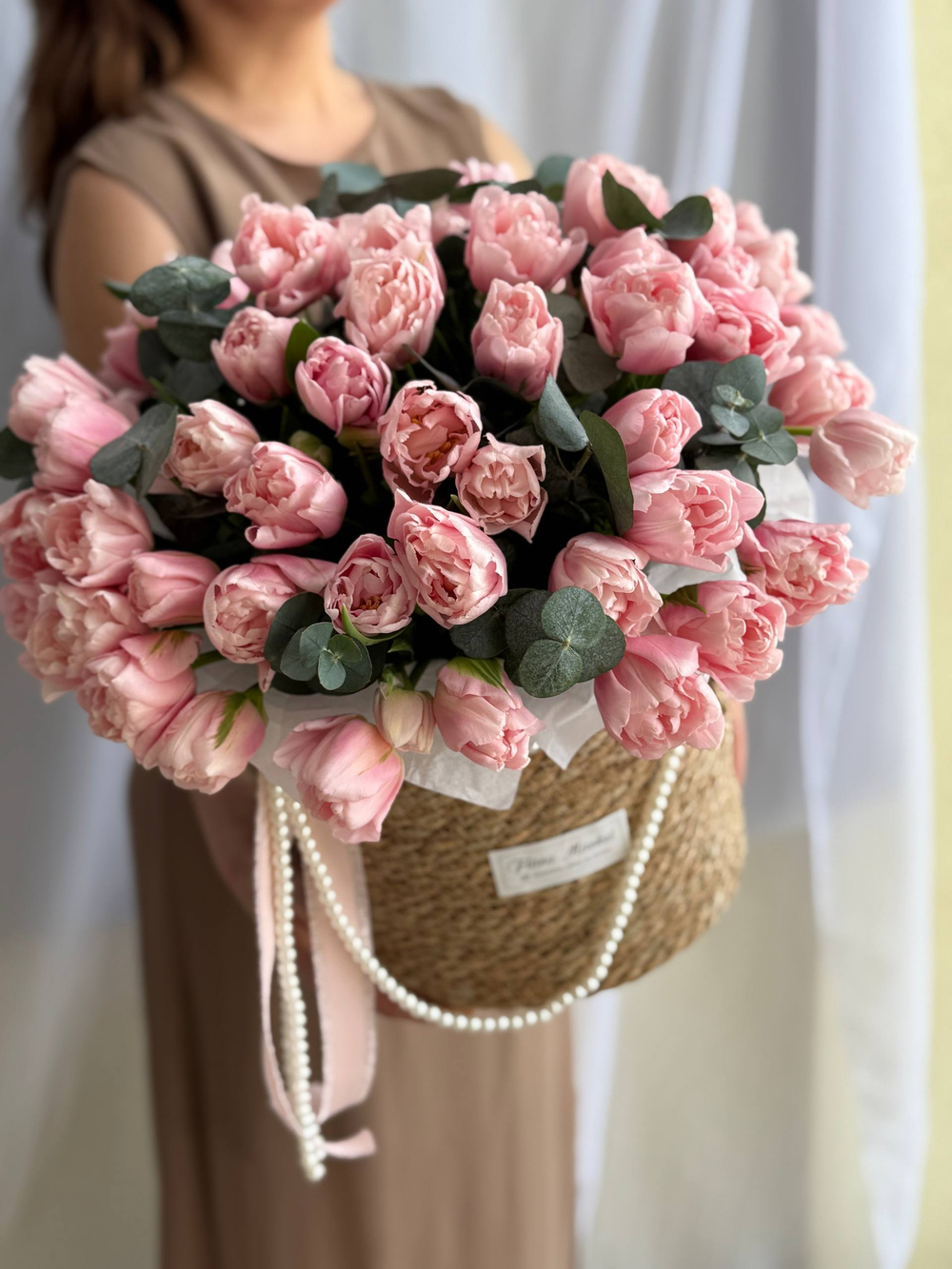 Пионовидные нежно-розовые тюльпаны премиум сорта и эвкалипт в элегантной корзине от Флора Маркет