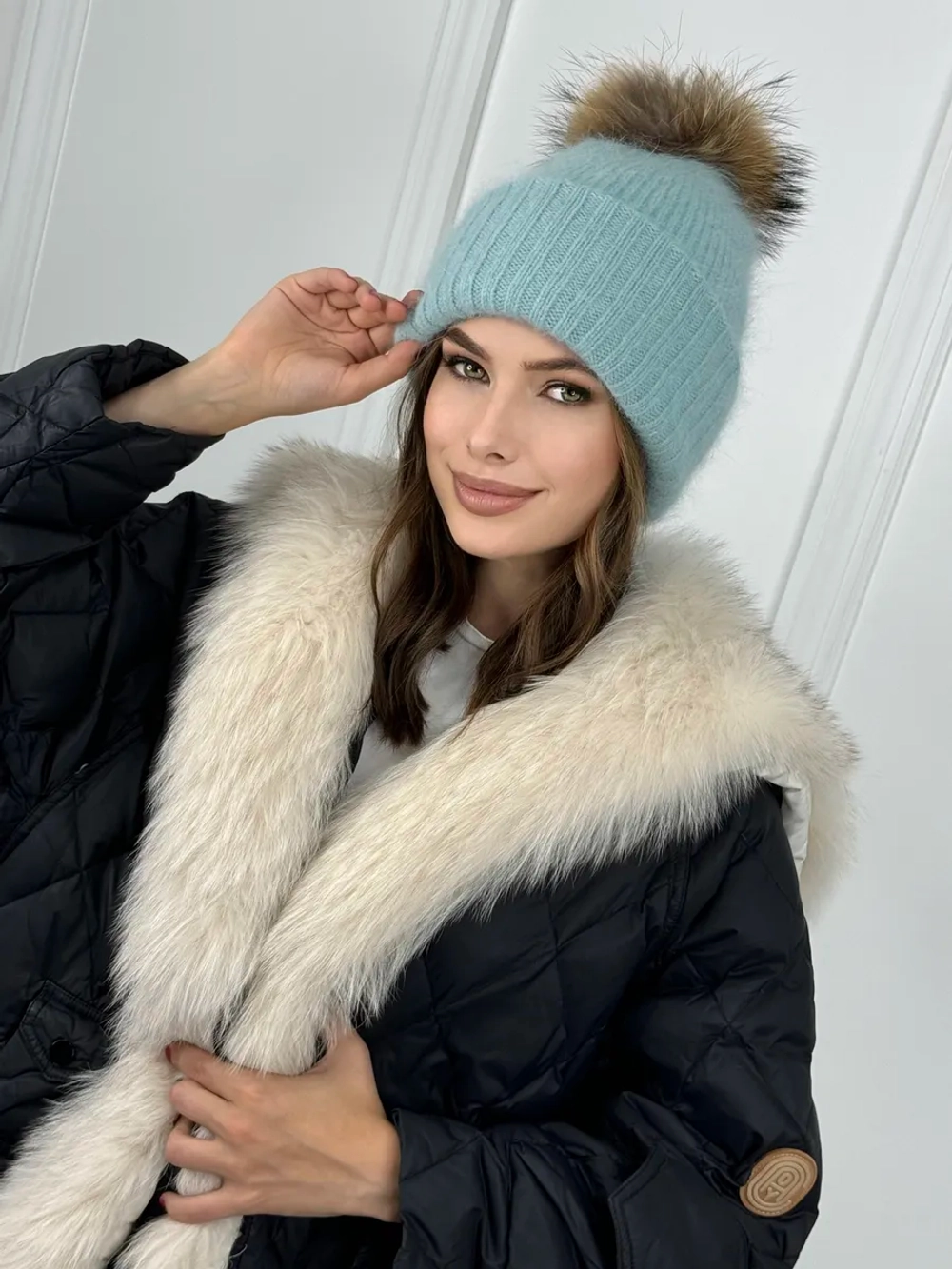 шапка ангора с меховым помпоном зимняя пушистая стильная