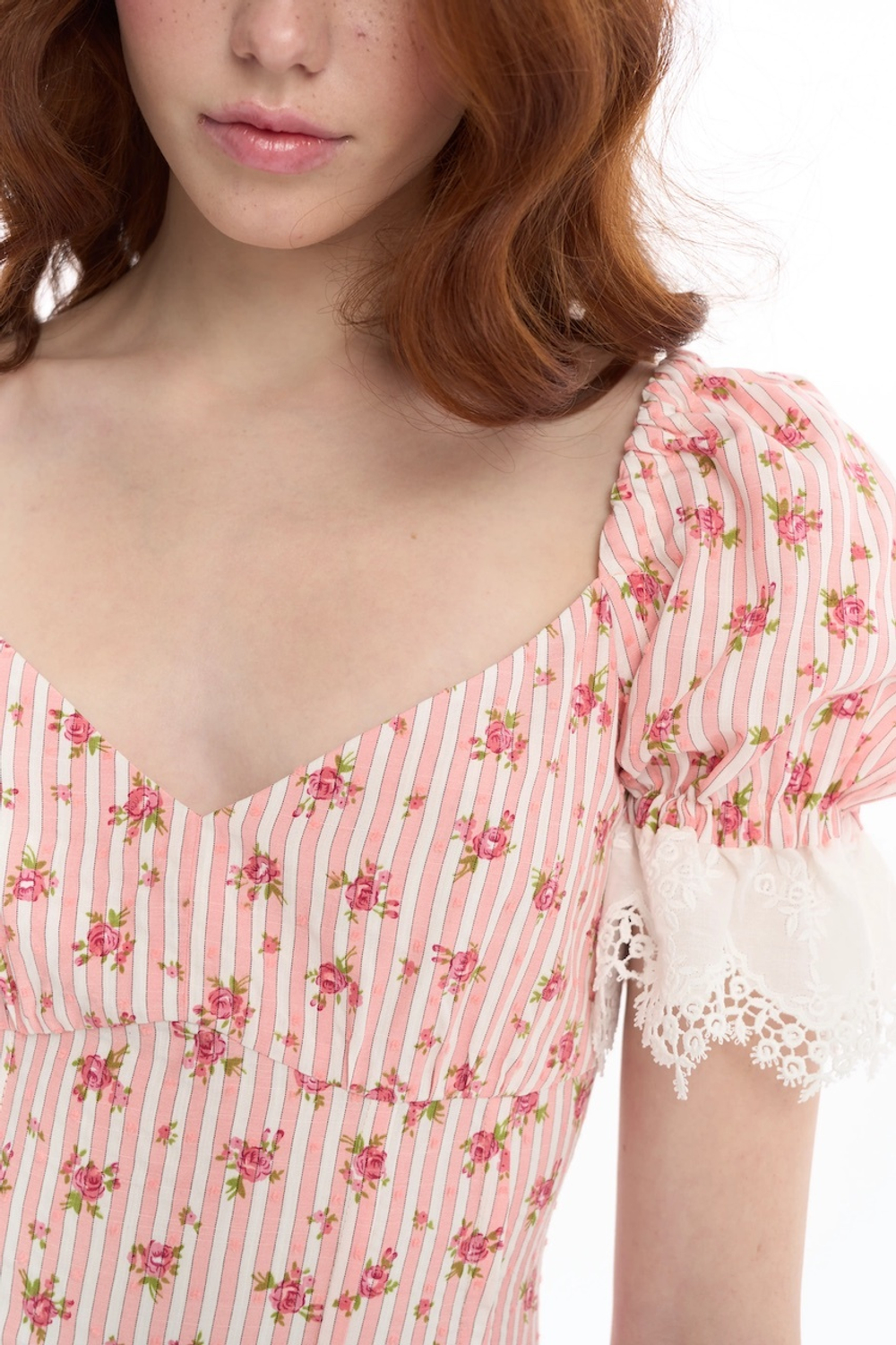 Платье-мини с вырезом сердечком