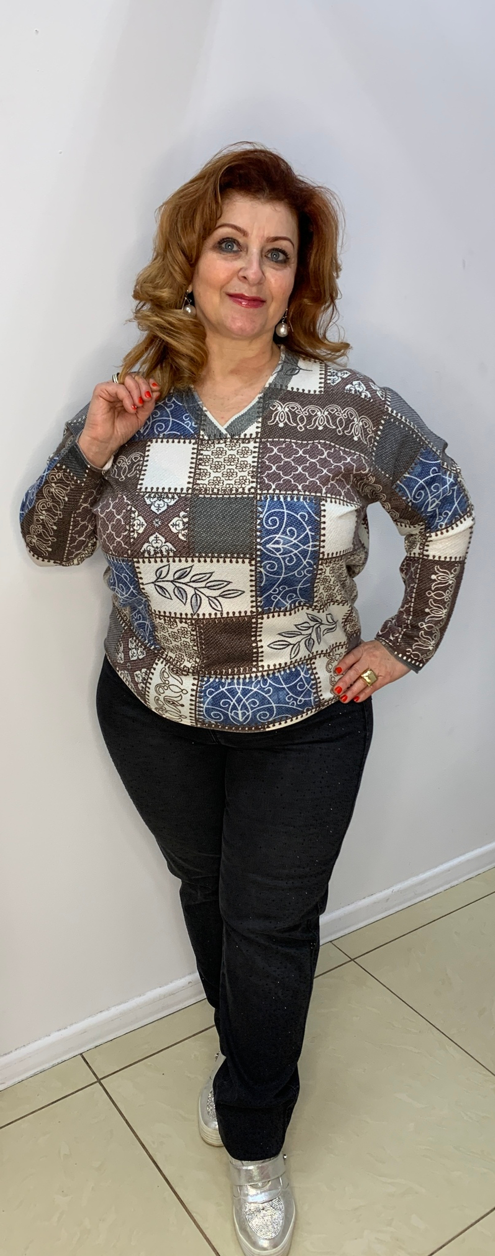 Темно-серые джинсы cо стразами по лицевой стороне