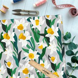 Ткань флис крупные белые нарциссы на сером фоне