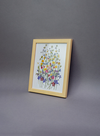 Незабудки, лютики, дельфиниум, вербена, гусиный лук. Картина из цветов в рамке