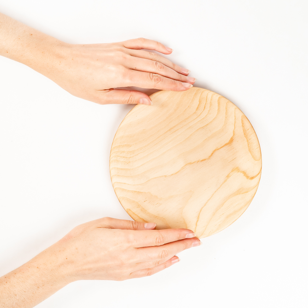 Деревянная плоская тарелка из древесины сибирского кедра. T184