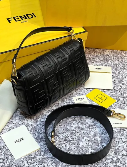 Сумка из кожи Fendi Baguette черный