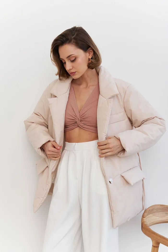 Куртка-пиджак на поясе цвета экрю