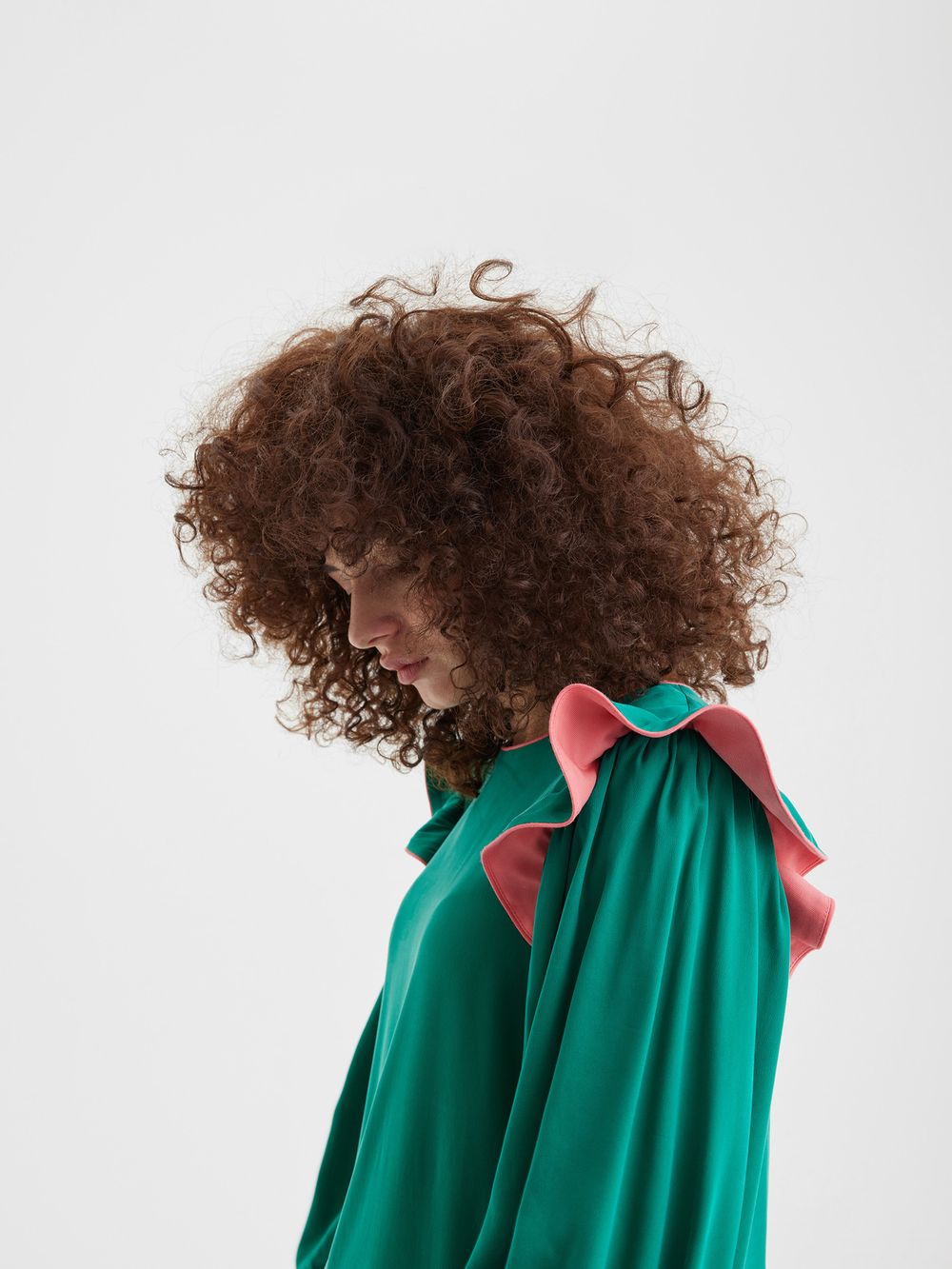 Платье с воланами изумрудного цвета