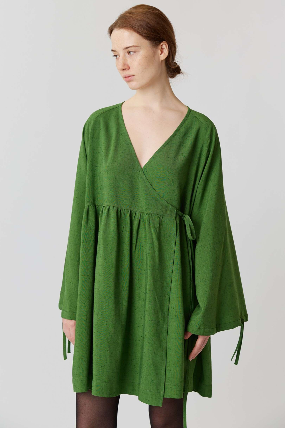 Платье на запах с широкими рукавами длины мини из зеленой вискозы с шёлком