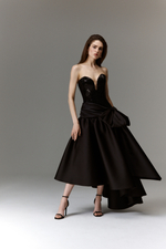 Платье миди удлиненное корсетное с ассиметричной юбкой из пайеток и атласа