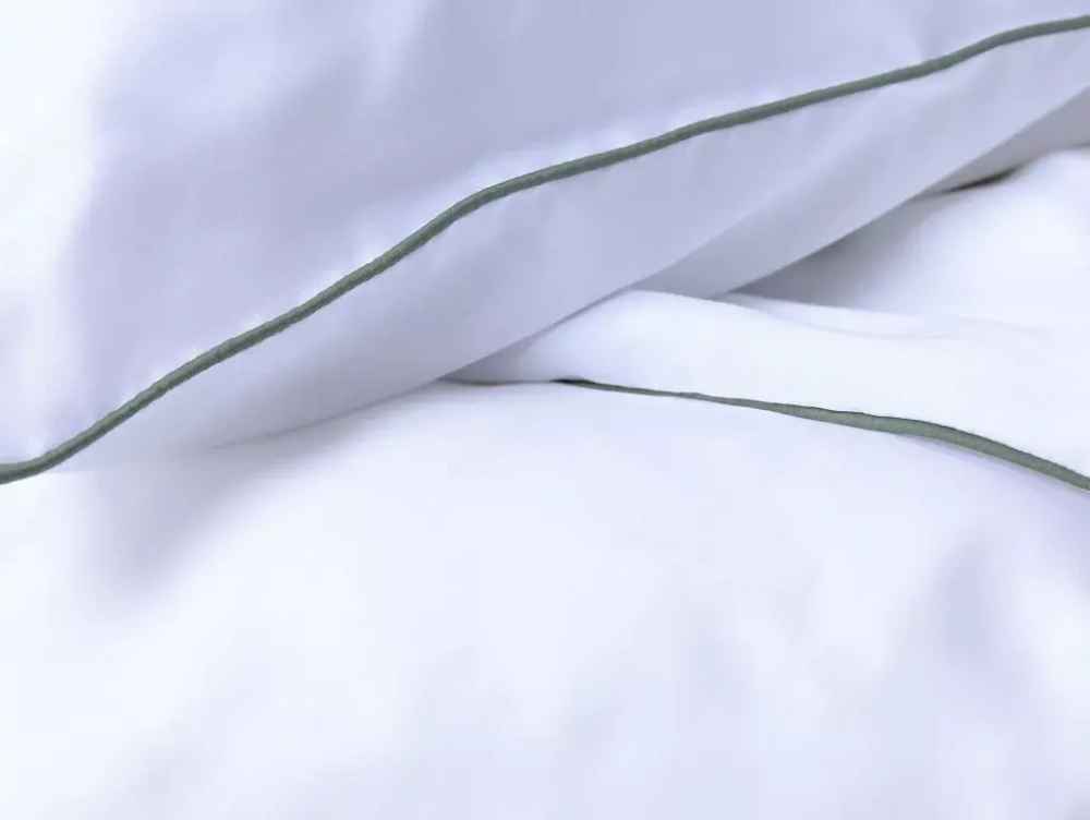 Постельное белье семейное Mollen белое с нефритовым кантом