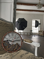 Настенные часы WOODandROOT Automaton Bite 1695 в студийном интерьере — сочетание викторианской эстетики и современного лофта