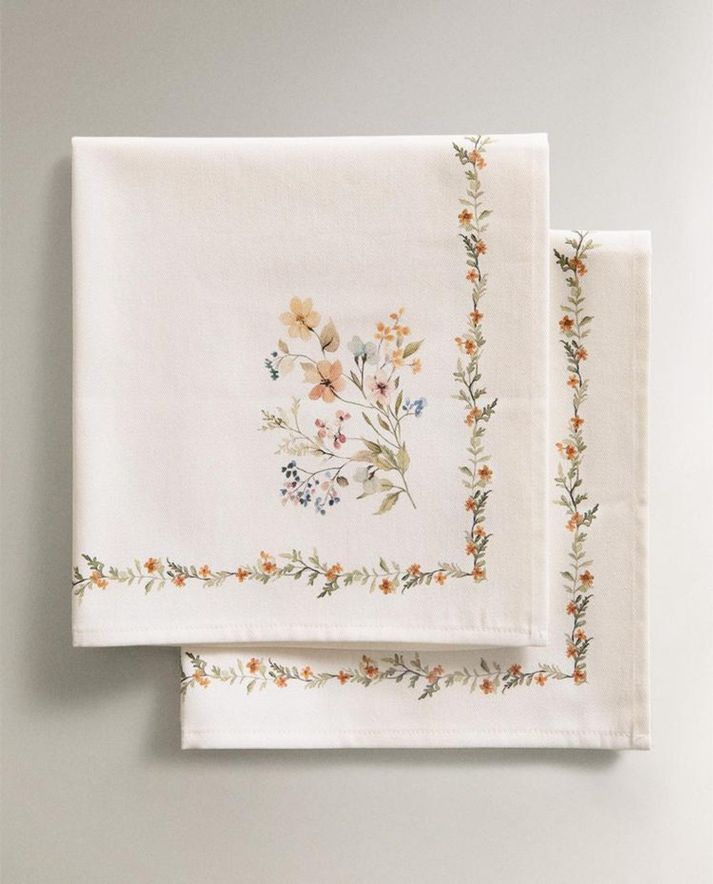 ZARA HOME САЛФЕТКА С ЦВЕТОЧНЫМ ПРИНТОМ (НАБОР ИЗ 2 ШТ.), ЗЕЛЕНЫЙ