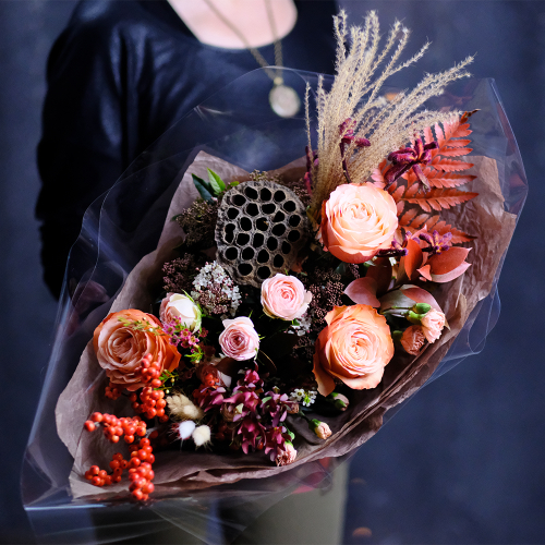 Купить Букет зимний #284 с пионовидными розами и лотосом