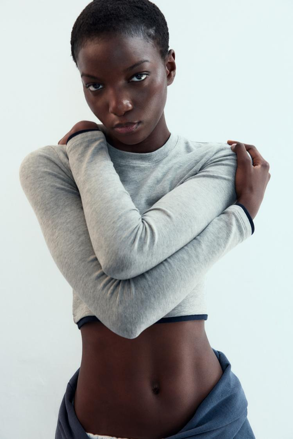 ZARA УКОРОЧЕННАЯ ФУТБОЛКА С ДВОЙНЫМ ЭФФЕКТОМ, СЕРЫЙ МЕЛАНЖ