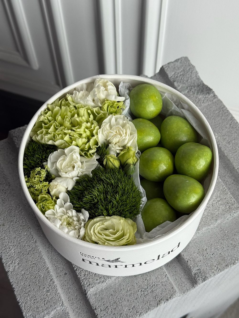 Цветочная композиция в коробке+ клубника в белом шоколаде со вкусом лайма