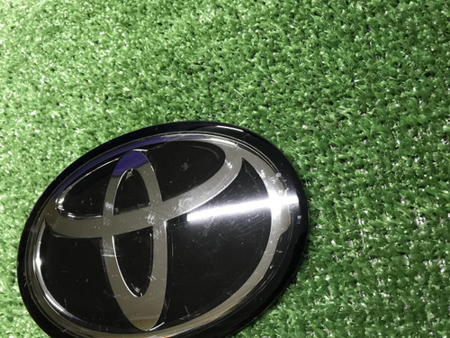 Эмблема решетки радиатора Toyota Camry xv70 17-21