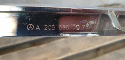 Молдинг решетки радиатора Mercedes C (W205) 14-18 Б/У Оригинал A2058880073