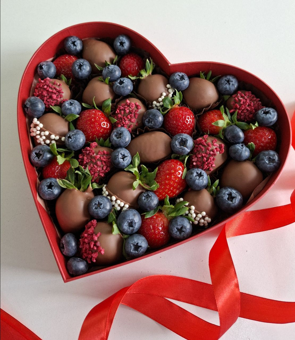 Клубника в шоколаде в коробке сердце " Ягодная роскошь"