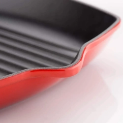 Le Creuset Чугунная сковорода-гриль диаметром 26 см вишневого цвета.