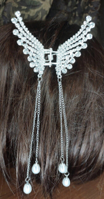 Заколка Краб. Бабочка  со стразами и жемчужными (имитация) подвесками. Цвет Серебро.