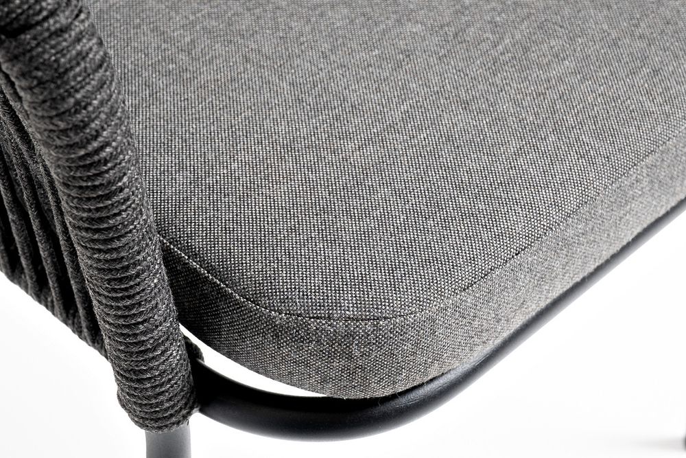 "Лион" стул плетеный из роупа, каркас алюминий темно-серый (RAL7024) муар, роуп темно-серый круглый, ткань темно-серая 027