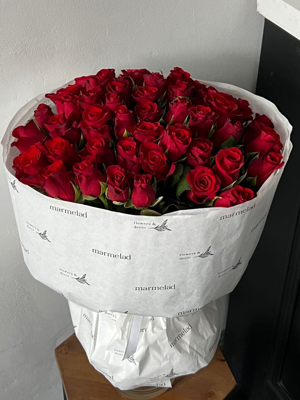Авторский букет 51 красная роза в оформлении