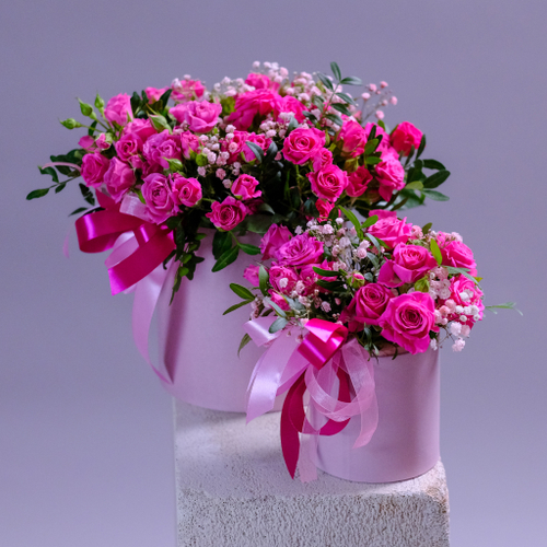 Купить Композиция с кустовыми розами в шляпной коробке #996