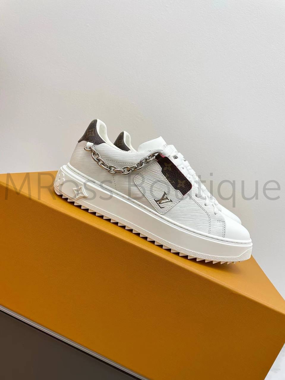 Женские кеды Louis Vuitton Time Out в белом цвете с цепью