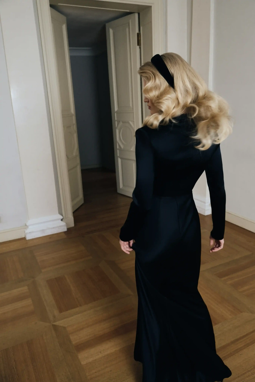 Emma maxi, платье макси с длинным рукавом и чокером из атласа